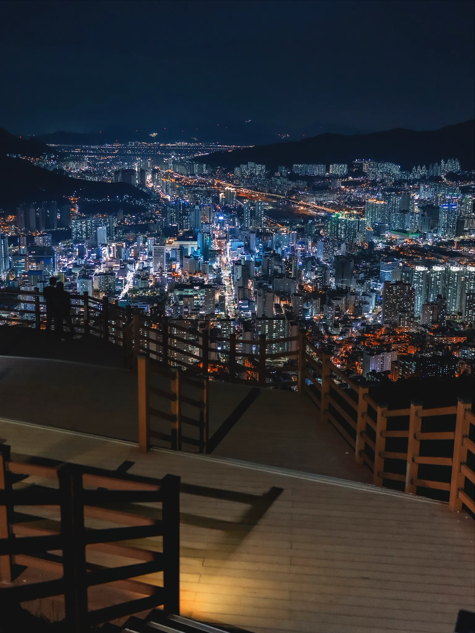 高处观景台俯瞰海滨城市夜景
